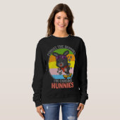 Forget The Bunnies I'm Chasing Hunnies   Easter スウェットシャツ (正面フル)