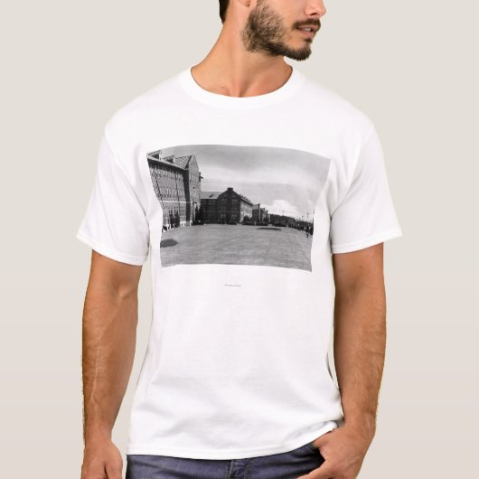 Fort Lewis、バラックのWAの眺めおよびレーニア山 Tシャツ (正面)