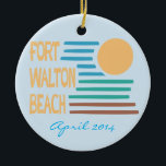 Fort Walton Beachのカスタムな日付のオーナメント セラミックオーナメント<br><div class="desc">Fort Walton Beach、フロリダのこの豪華なビーチを祝う太陽、空、海および砂の色のビーチのデザインのモダンで幾何学的な太陽が付いているフロリダ。 それを必要としなかったらあなたの記憶に一致させるために日付が付いている文字を変えますかまたは削除して下さい。</div>