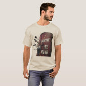 Fortify The Mind | Stoic Roman Shield Motivational Tシャツ (正面フル)