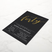 Forty | モダン ブラック&ゴールド スクリプト 40歳の誕生日 箔招待状 (回転した状態)