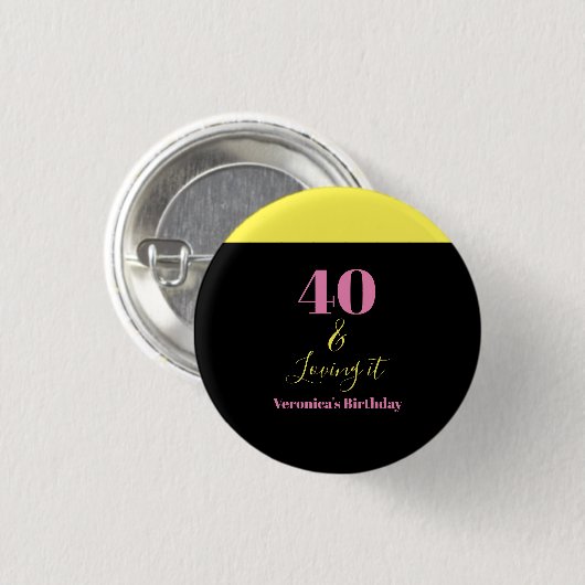 Forty and Loving It 40th Birthday Yellow Black 缶バッジ (正面&裏面)