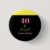 Forty and Loving It 40th Birthday Yellow Black 缶バッジ (正面)