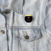 Forty and Loving It 40th Birthday Yellow Black 缶バッジ (インサイチュ)