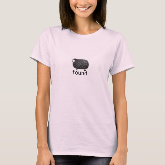 「Found」と書かれた黒羊 Tシャツ (正面)