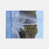 Fountain On A Pond フリースブランケット (正面(横))