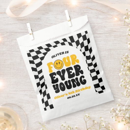 Four Ever Young Retro Fourth 4th Birthday Party フェイバーバッグ (クリップ留めされた状態)