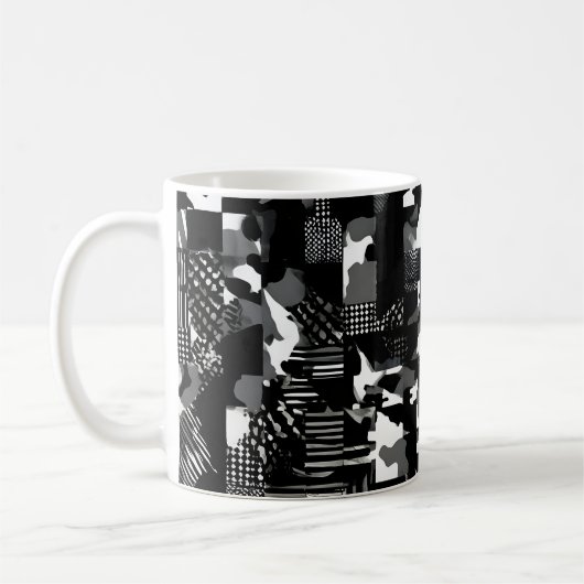"Fractura" - 黒と白のカモフラージュ パターン コーヒーマグカップ (左)