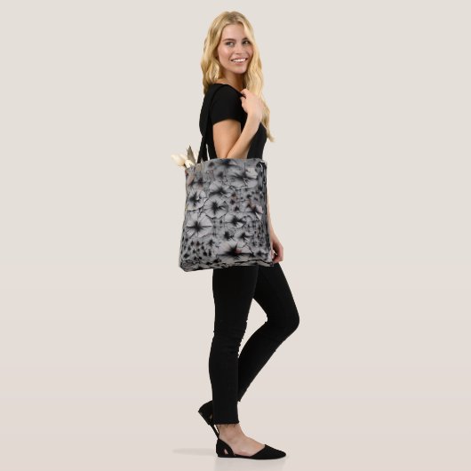 Fractured Florals トートバッグ (モデル)