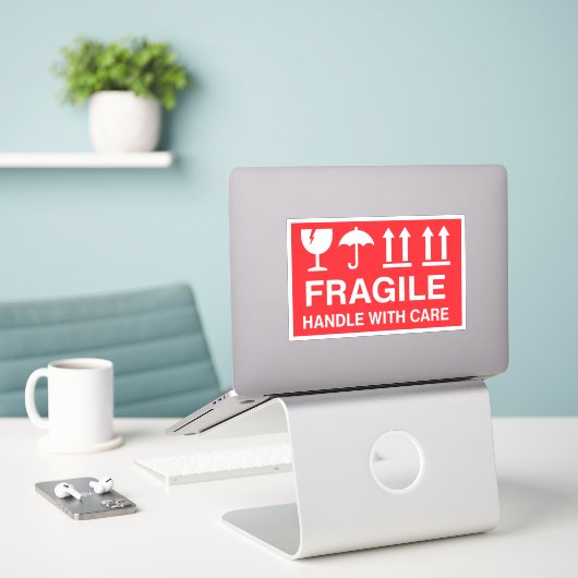 Fragile Handle With Care Shipping Label Design シール (デスク上のノートパソコン)