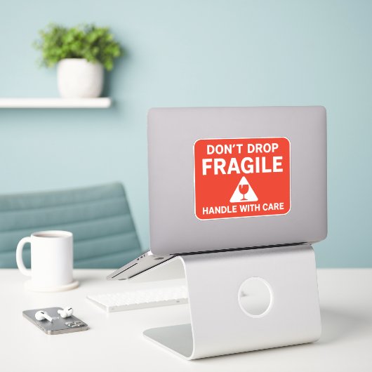Fragile Handle With Care Shipping Label Design シール (デスク上のノートパソコン)