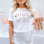 FRANCAワインヴィーノウィーヴューバチェロレッテ Tシャツ<br><div class="desc">このTシャツは可愛い赤面ピンクのフォントとことわざ「Vino before vows」を備えている。このティーペアは、おもしろいと粘着性のあるワインをテーマにしたバチェロレッテのための調整「it's wine o'clock」ティーと完璧に組み合わせる。</div>