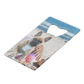 Französische Bulldogge am Strand  クレジットカード栓抜き (正面アングル)