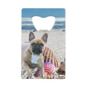 Französische Bulldogge am Strand  クレジットカード栓抜き (裏面)