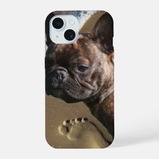 Französische Bulldogge am Strand Urlaub iPhone 15ケース (裏面)
