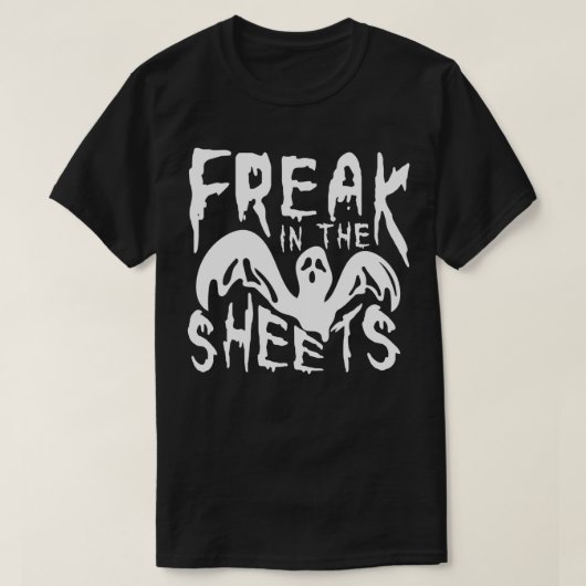 Freak in The Sheets Funny Bedsheet Ghost Halloween Tシャツ (デザイン正面)