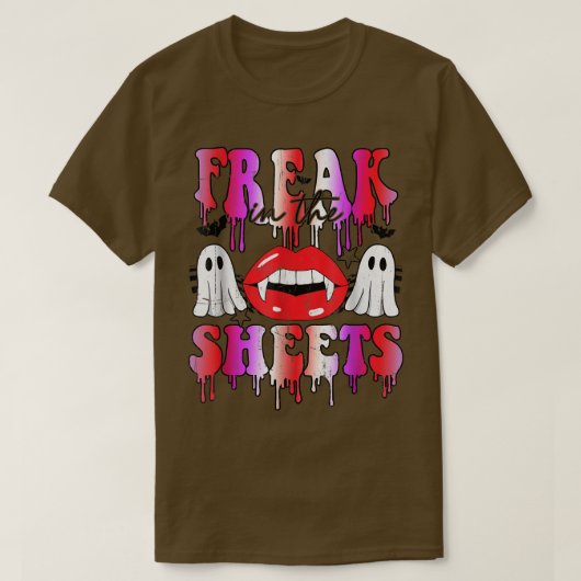 Freak In The Sheets Funny Halloween Boo Ghost Vamp Tシャツ (デザイン正面)
