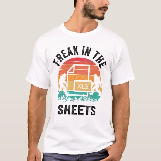 FREAK IN THE SHEETS SASQUATCH RETRO SUNSET Tシャツ (正面)