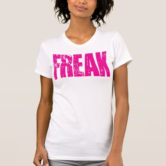 FREAK Tシャツ – ピンク文字 (正面)