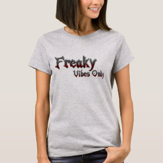 "Freaky Vibes Only"-dgn2 by Maaya Prints、女性用 Tシャツ