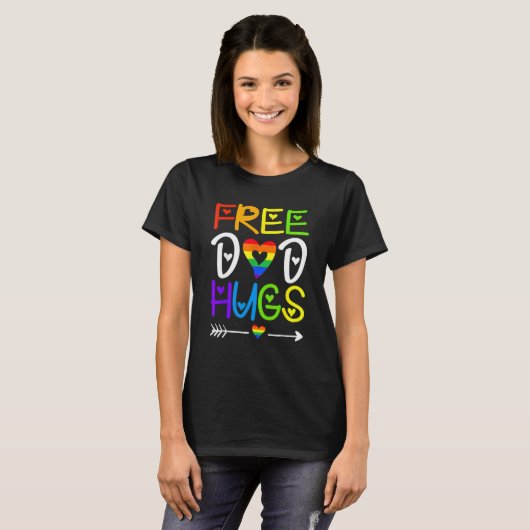 Free Dad Hugs Pride Heart Rainbow LGBT Gay Pride D Tシャツ (正面フル)