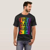 Free Dad Hugs Pride Support LGBTQ Gay Rights Proud Tシャツ (正面フル)