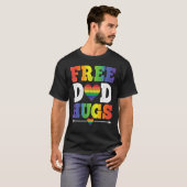 Free Dad hugs with rainbow flag for gay and lesbia Tシャツ (正面フル)