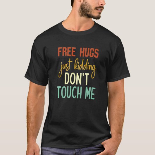 Free Hugs Just Kidding Don't Touch Me Funny Sarcas Tシャツ (正面)