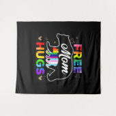 Free Mom Hugs タペストリー (正面(横))