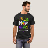 Free Mom Hugs Daisy Rainbow Heart LGBT Pride Month Tシャツ (正面フル)
