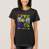 Free Mom Hugs Daisy Rainbow Heart Lgbt Pride Month Tシャツ (正面)