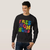 Free Mom Hugs for LGBTQ Pride Month and Gay Rights スウェットシャツ (正面フル)
