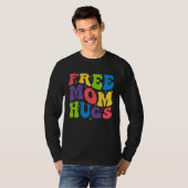 Free Mom Hugs for LGBTQ Pride Month and Gay Rights Tシャツ (正面フル)