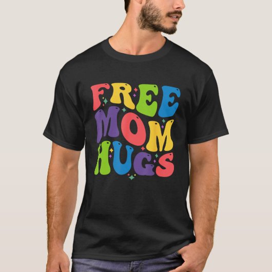 Free Mom Hugs for LGBTQ Pride Month and Gay Rights Tシャツ (正面)