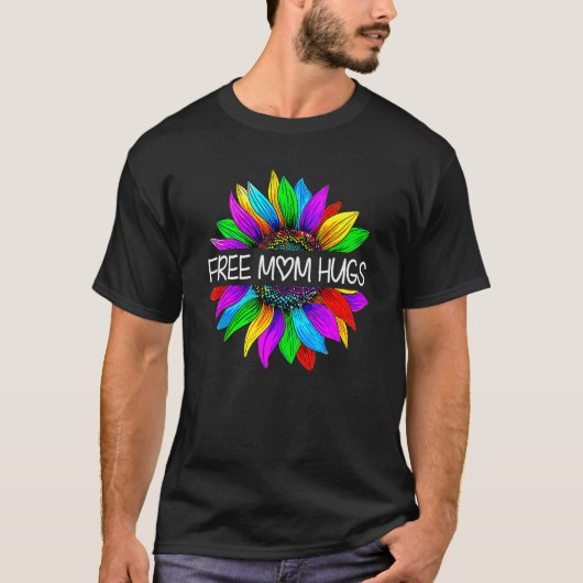 Free Mom Hugs Gay Pride LGBT Daisy Rainbow Flower  Tシャツ (正面)