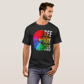 Free Mom Hugs Gay Pride LGBT Daisy Rainbow Flower  Tシャツ (正面フル)