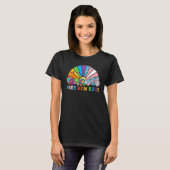 Free Mom Hugs Groovy Rainbow Heart LGBT Flag Pride Tシャツ (正面フル)