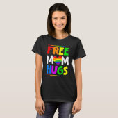 Free Mom Hugs LGBT LGBTQ Pride Month Rainbow Mom S Tシャツ (正面フル)