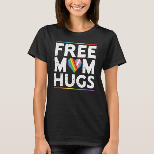 Free Mom Hugs LGBT Pride Parades rainbow transgend Tシャツ (正面)