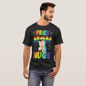 Free Mom Hugs Pride Month Pride Parade Rainbow Tシャツ (正面フル)