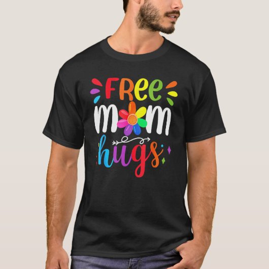 Free Mom Hugs Rainbow Heart LGBT Pride Month Tシャツ (正面)