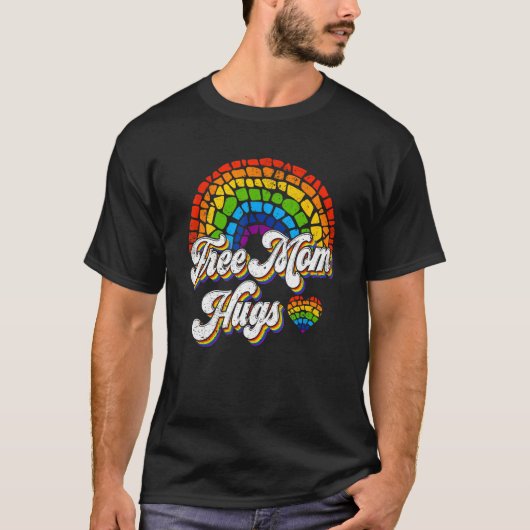 Free Mom Mother Hugs LGBT Flag Pride Month LGBTQ R Tシャツ (正面)