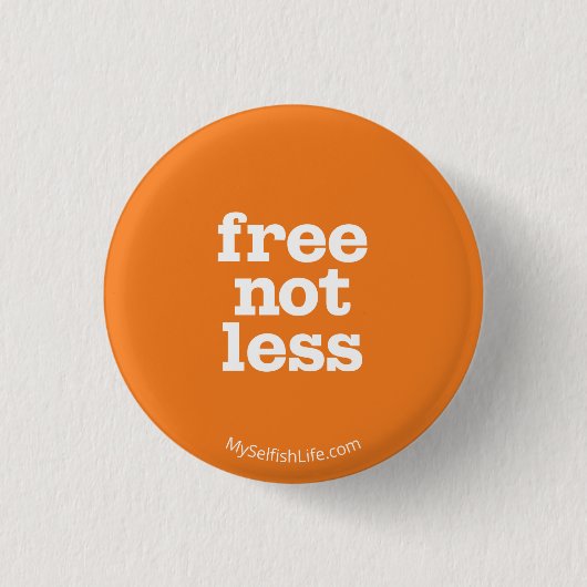 「free not less」ボタン 缶バッジ (正面)