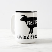 Free Range Living Funny Cow Theme Retirement ツートーンマグカップ (正面左)
