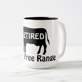 Free Range Living Funny Cow Theme Retirement ツートーンマグカップ (正面右)