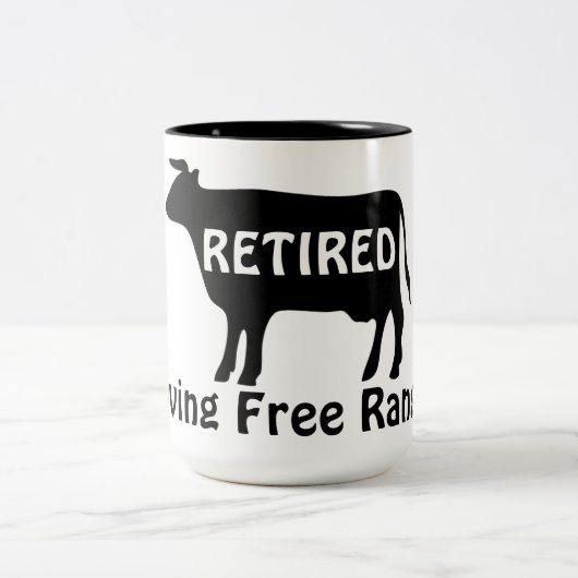 Free Range Living Funny Cow Theme Retirement ツートーンマグカップ (中央)