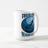 Freediving -海が水中ダイバーを呼び出している コーヒーマグカップ (正面右)