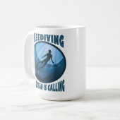 Freediving -海が水中ダイバーを呼び出している コーヒーマグカップ (正面左)
