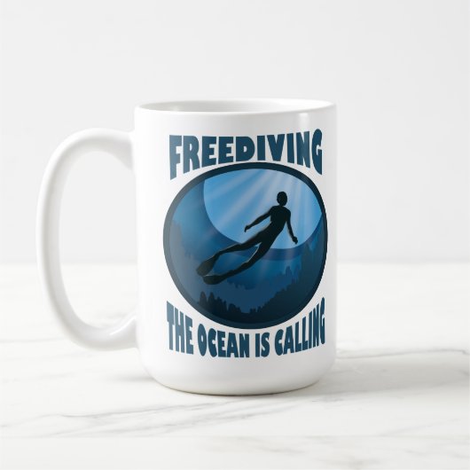 Freediving -海が水中ダイバーを呼び出している コーヒーマグカップ (左)