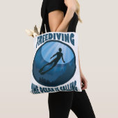 Freediving -海が水中ダイバーを呼び出している トートバッグ (クローズアップ)